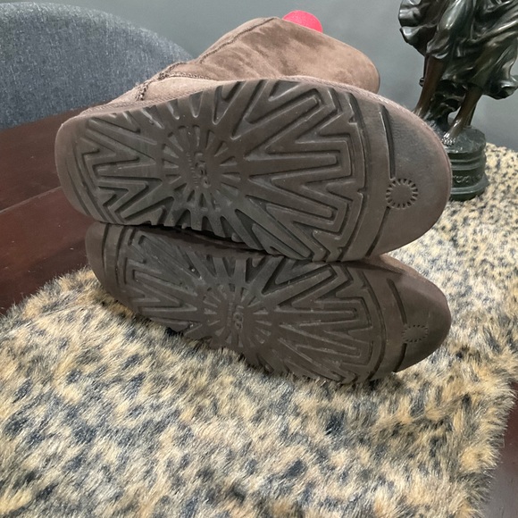 UGG CLASSIC CHOCOLATE BROWN LEATHER BOOTS - Picture 3 of 12